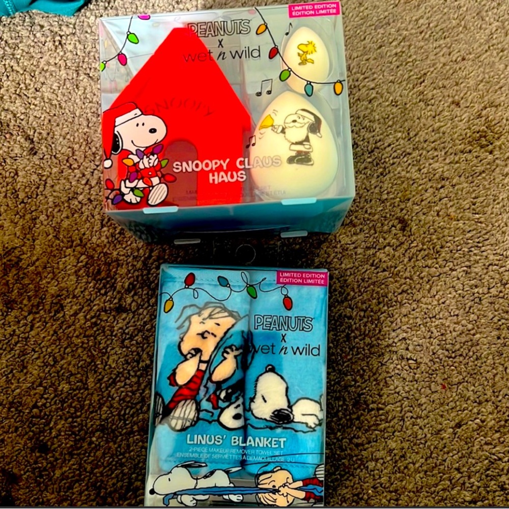 Linus blanket makeup eraser &  snoopy dog house sponger holder with sponge.